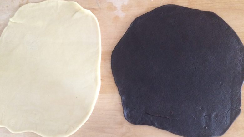 如意饼干,冷藏后的面团取出，把可可面团和原色面团都擀成均匀厚度的面片（约2~3毫米）