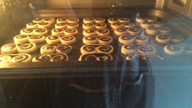 如意饼干,烘烤：烤箱中层，上下火170度，20分钟左右。（视饼干薄厚增减烘烤时间）
