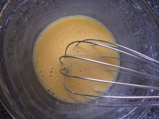 胡萝卜鸡蛋饼,用打蛋器搅打均匀