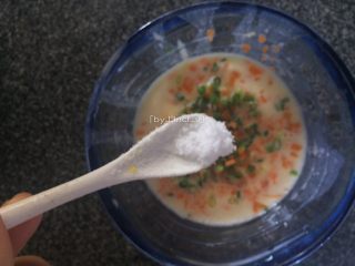 胡萝卜鸡蛋饼,加入1小匙盐搅拌均匀（宝宝食用可适量减少盐的用量）