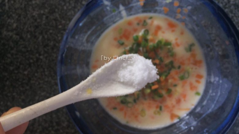 胡萝卜鸡蛋饼,加入1小匙盐搅拌均匀（宝宝食用可适量减少盐的用量）