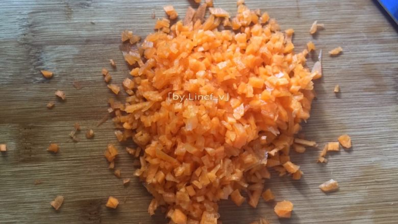 胡萝卜鸡蛋饼,先将胡萝卜洗净、去皮，切成细碎备用