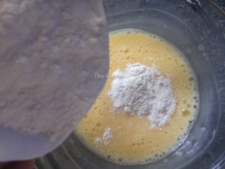 胡萝卜鸡蛋饼,加入30g面粉搅拌均匀成鸡蛋面粉液
