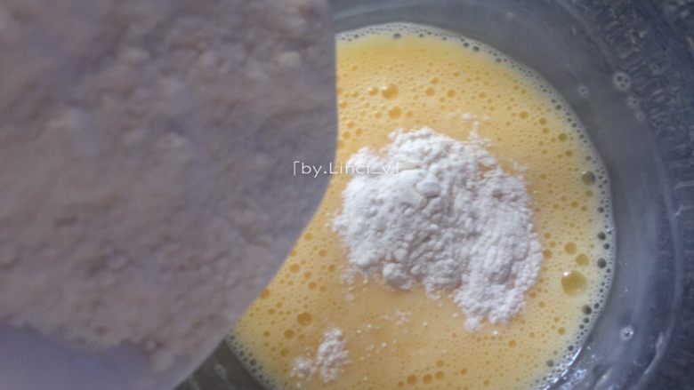 胡萝卜鸡蛋饼,加入30g面粉搅拌均匀成鸡蛋面粉液