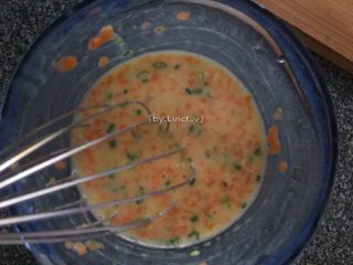 胡萝卜鸡蛋饼,将胡萝卜鸡蛋液搅拌均匀后倒入煎锅中摊平