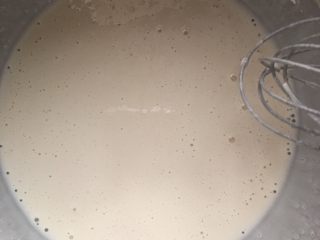 可可麻薯软欧,糯米粉和玉米淀粉搅拌后加入牛奶和糖，搅拌均匀，至无颗粒状态