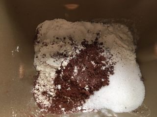 可可麻薯软欧,中层倒入粉类，糖对角放，酵母在面粉中挖个洞埋起来，黄油和盐不放，后盐法更容易出膜