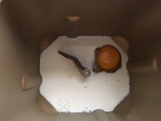 可可麻薯软欧,面包机筒内低层先放液体，液体可以预留10克左右