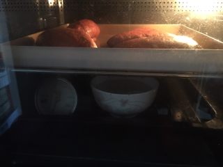 可可麻薯软欧,烤箱放一碗热水，调到发酵档，40分钟，二倍大小即可