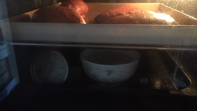 可可麻薯软欧,烤箱放一碗热水，调到发酵档，40分钟，二倍大小即可