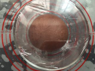 可可麻薯软欧,盖上保鲜膜进行发酵，发至2倍大小，大概40-50分钟之间
