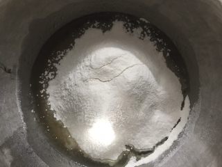 中秋月饼（50克小月饼）,筛入中筋面粉搅拌均匀，密封松弛半个小时