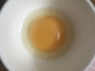 中秋月饼（50克小月饼）,一个鸡蛋加上10克水，过筛2遍，刷上淡淡的一层在月饼上。