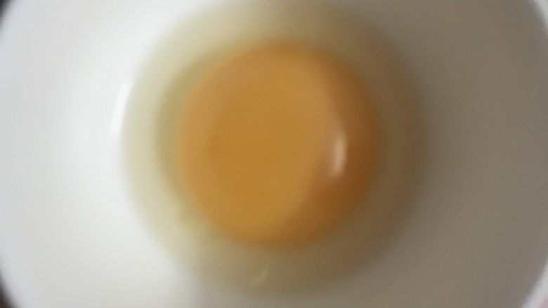 中秋月饼（50克小月饼）,一个鸡蛋加上10克水，过筛2遍，刷上淡淡的一层在月饼上。