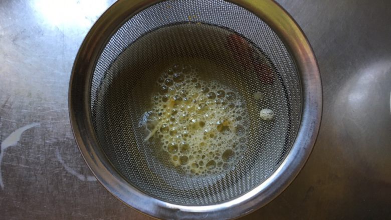 如豆腐脑儿般滑嫩的蒸蛋羹,过滤蛋液，滤出气泡和没打散的蛋筋，我过滤了三遍。