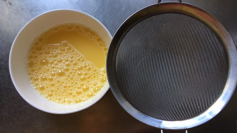如豆腐脑儿般滑嫩的蒸蛋羹,混合均匀后，准备筛网和一个空碗。