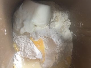 兔子火腿肠面包,除黄油外一次性倒入所有食材在面包里里揉面，揉顺滑后再放入黄油继续揉至面团光滑。