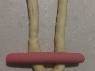 兔子火腿肠面包,长条对摺后放一根火腿肠在底部。