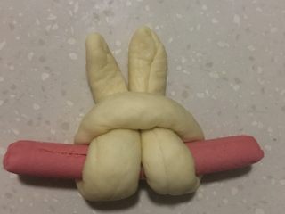 兔子火腿肠面包,另一头继续穿过底部，一个兔子的样子出来了。