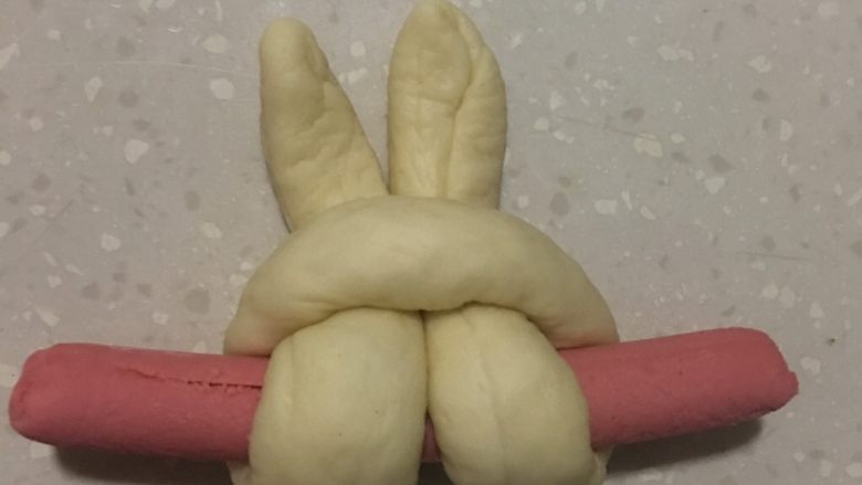 兔子火腿肠面包,另一头继续穿过底部，一个兔子的样子出来了。