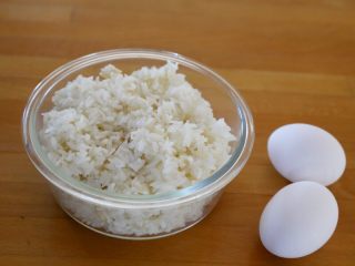 香甜米饭+黄金炒饭,
1.备好主材：米饭和鸡蛋