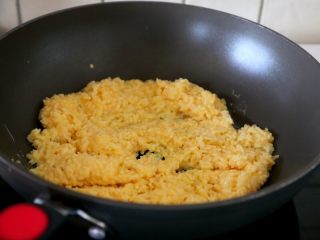 香甜米饭+黄金炒饭,7.油锅烧热，倒入拌好蛋液的米饭和葱白翻炒。