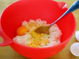 香甜米饭+黄金炒饭,2.米饭放入一个大盆里，将鸡蛋打入。
