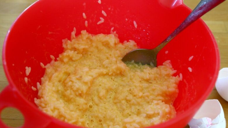 香甜米饭+黄金炒饭,3.然后将米饭和鸡蛋拌拌均匀。
