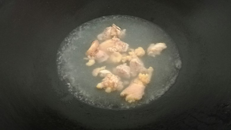 虫草花煲鸡汤,淖水三分钟，捞起后洗净备用。