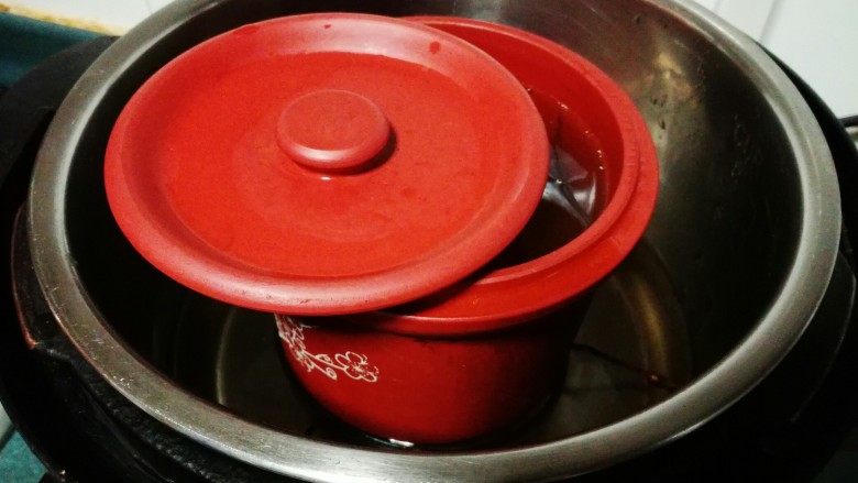 虫草花煲鸡汤,放入高压锅，隔水蒸。