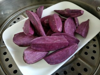 奶香紫薯糯米饼,将紫薯去皮后上锅蒸熟