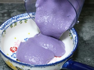 奶香紫薯糯米饼,搅拌成紫薯泥并到去容器中