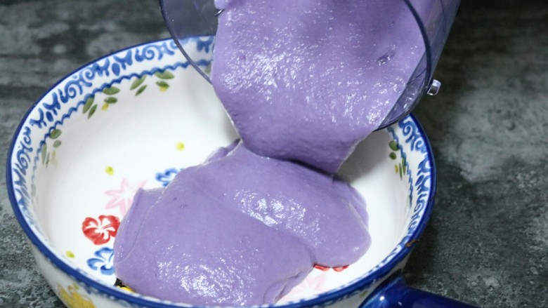 奶香紫薯糯米饼,搅拌成紫薯泥并到去容器中