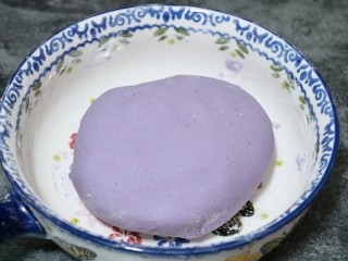 奶香紫薯糯米饼,揉成光滑面团