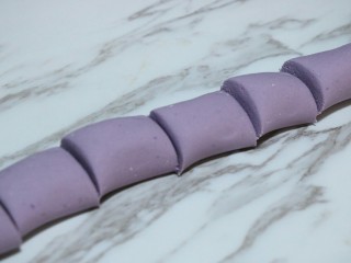 奶香紫薯糯米饼,外将面团搓成条，分成几个匀称的小份