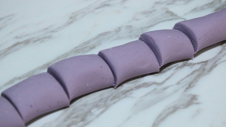奶香紫薯糯米饼,外将面团搓成条，分成几个匀称的小份