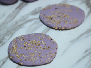 奶香紫薯糯米饼,最后压成饼状