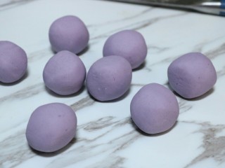 奶香紫薯糯米饼,搓成球