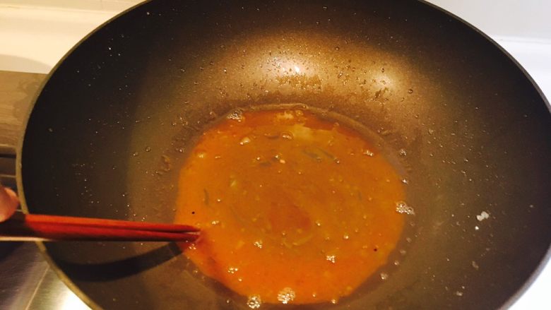 香甜米饭－－糖醋排骨,炒成图中这样就可以了，不停的搅拌翻炒……