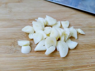 花样面条+黑胡椒蒜香意面,在煮意面的时候准备其它食材。大蒜切成片。