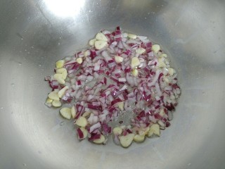 花样面条+黑胡椒蒜香意面,加入大蒜片和洋葱丁爆香。