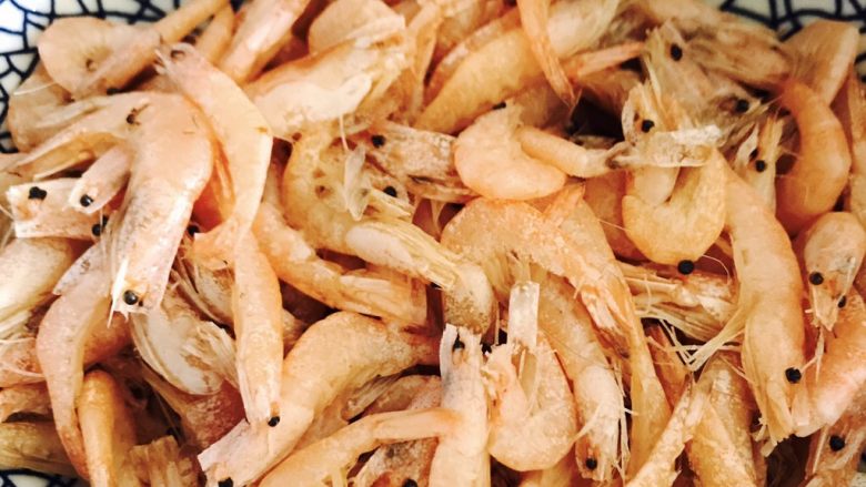 椒盐小河虾,撒淀粉之前，一定要空干河虾的水份，可适当用厨房纸巾吸干