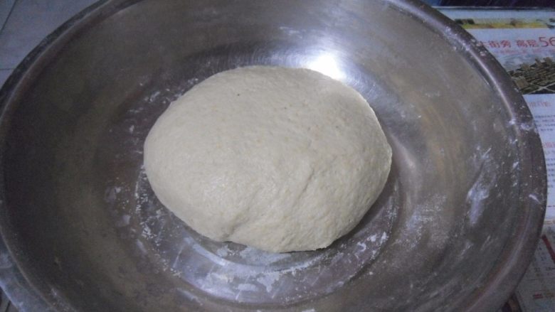 花生烤饼, 面粉加酵母粉，加适量温水和成光滑面团。覆盖保鲜膜，放于温暖处发酵。