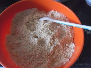 花生烤饼,把花生粉放入碗中，加适量白糖拌匀即可使用 