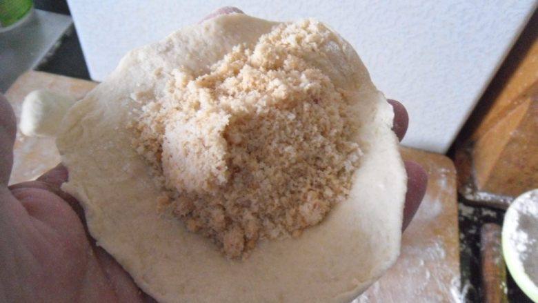 花生烤饼, 取一个面剂擀成饼状，放入适量馅料 