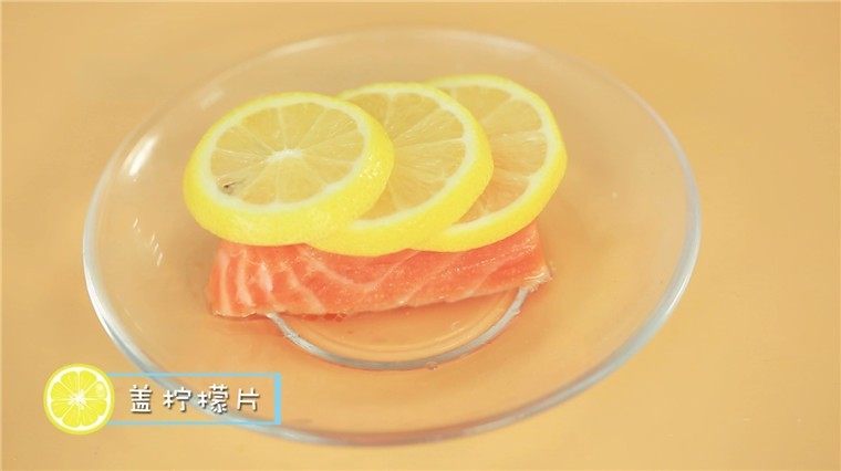 萌萌哒熊猫饭团,<a style='color:red;display:inline-block;' href='/shicai/ 363'>三文鱼</a>盖柠檬片去腥，腌渍15分钟。
Ps:没有柠檬片也可以放在生姜水中去腥。