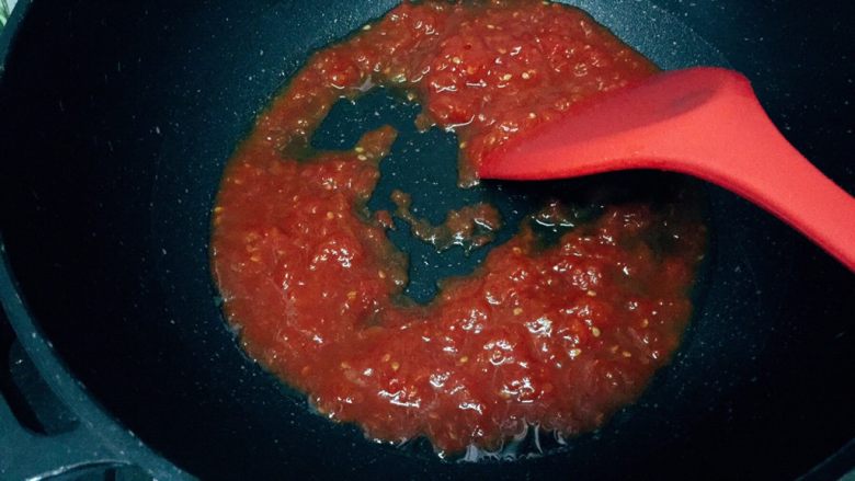 茄蛋肉酱猫耳朵,中火，锅里倒入5g油，放入之前熬好的番茄酱