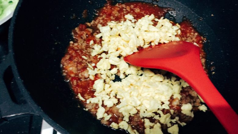 茄蛋肉酱猫耳朵,倒入鸡蛋碎，快速翻炒均匀，转小火，盖上锅盖，焖煮2分钟