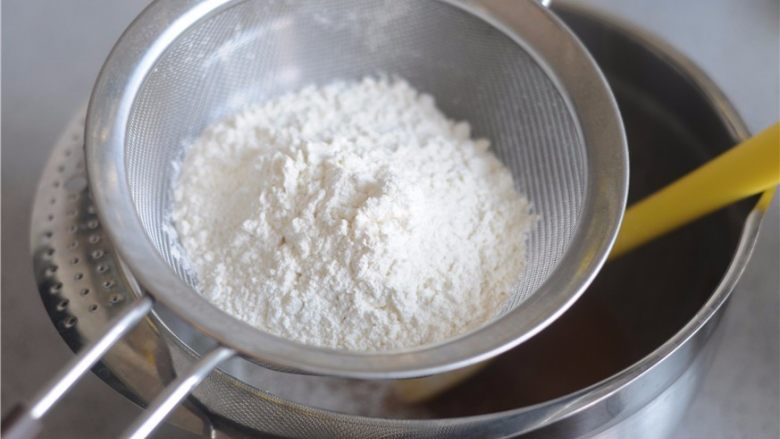 红豆月饼,用打蛋器充分搅拌均匀至乳化，此时糖浆微微发白