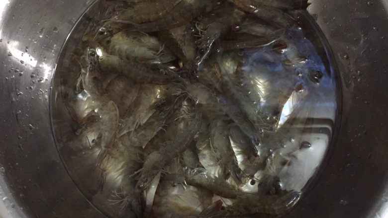 蒜蓉铁板虾,虾用盐水浸泡十分钟